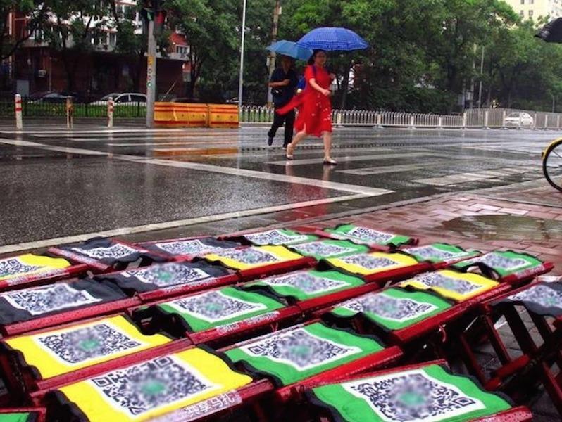共享马扎惊现北京街头，大雨浇不灭的自信
